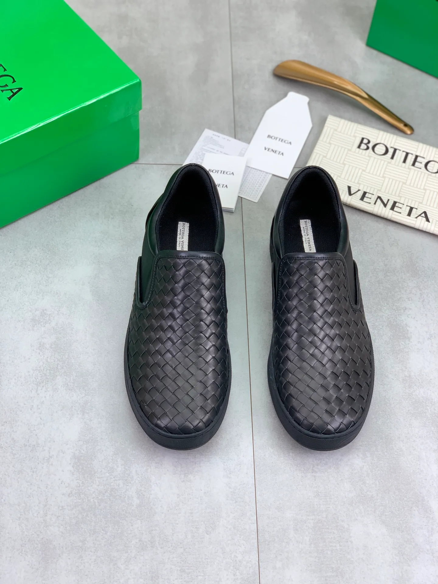 Factory price P720 💰Top quality💎💎💎 BOTTEGA VENETA official website synchronous couple👫The latest top version of the highest version of BV high-top casual shoes in the market, accept material comparison, shoe type comparison, process comparison, practical and textured, versatile, suitable for any occasion, the more you look at it, the more flavorful it becomes. Pure hand-woven craftsmanship - upper material, imported original woven calfskin - high-quality water-dyed cowhide inside - original private model customized outsole -Size: male 39-44 (customized 38 45 46) female 35-39 (customized 34 40 41) Comes with original BV green box, complete packaging.